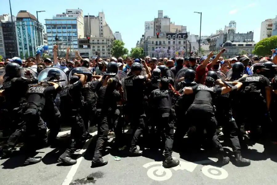 FORCEJEOS. La Policía intenta contener a los fanáticos en pleno centro.