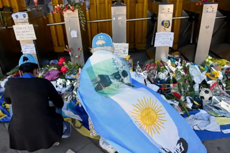 OFRENDAS. Miles de seguidores dejaron sus recuerdos para Diego.