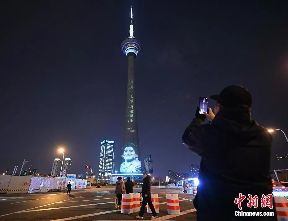 HASTA EN CHINA. La imagen de Maradona fue proyectada en esta torre de la ciudad de Tianjin. fotos reuters