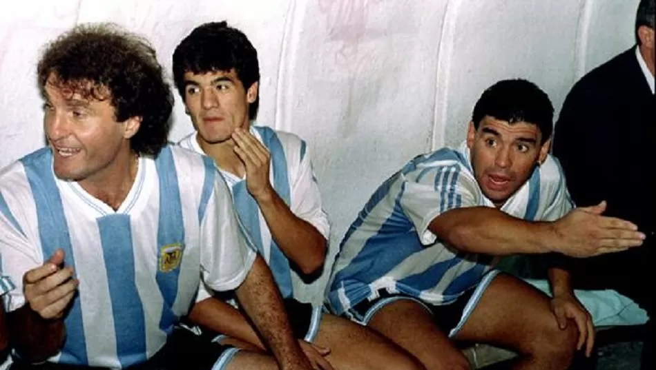 COMPAÑEROS Y AMIGOS. Ortega y Maradona, junto a Oscar Ruggeri en un partido de la selección. ARCHIVO