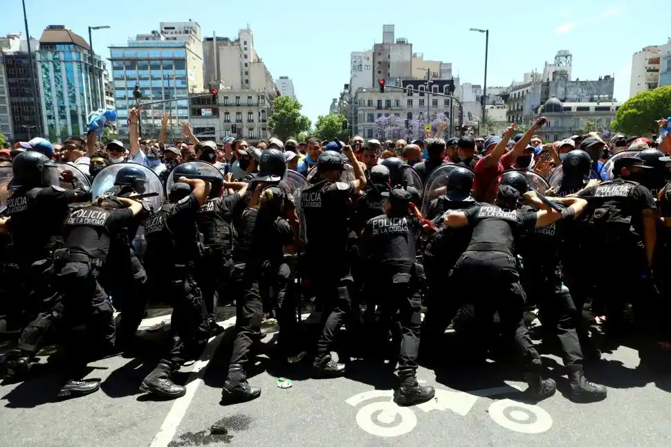 FORCEJEOS. La Policía intenta contener a los fanáticos en pleno centro.