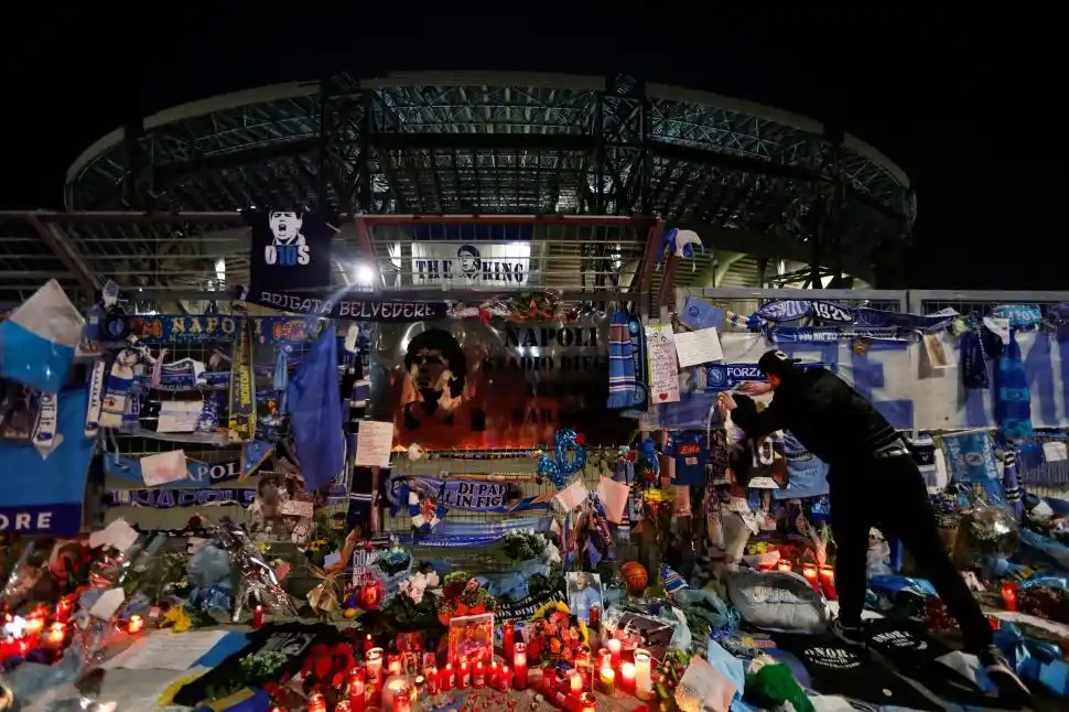 EN NÁPOLES. El estadio San Paolo, que se llamará Diego Armando Maradona, recibió una multitud de ofrendas de los fanáticos. reuters 