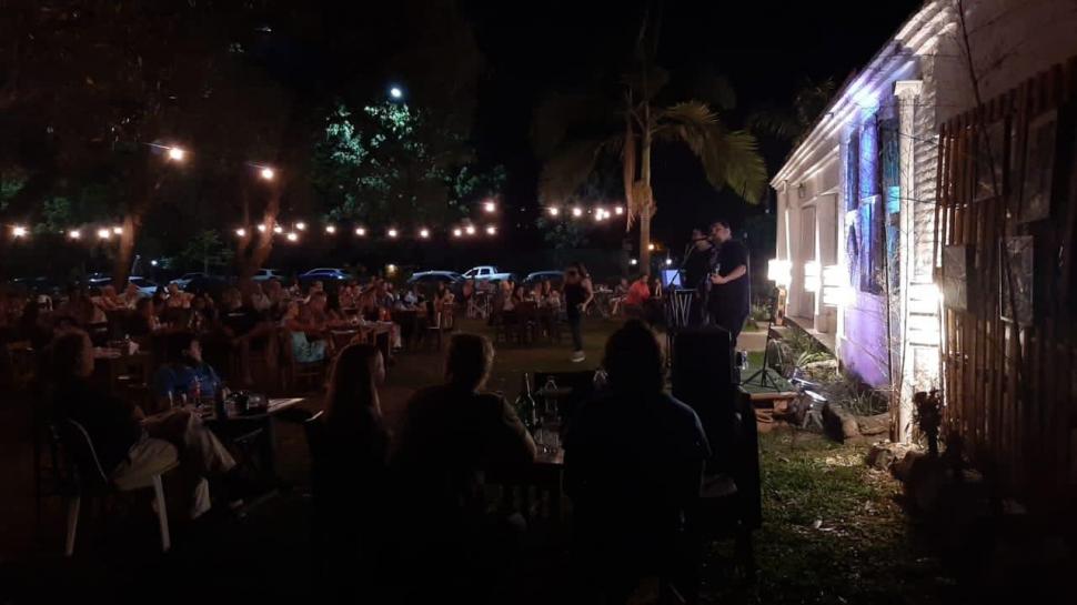 BAJO LOS ÁRBOLES. Noche de banda en vivo en el jardín de La Coupole. 