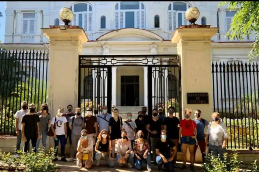 EN LA HABANA. Protesta de artistas frente al Ministerio de Cultura de Cuba. TWITTER DE MOVIMIENTO SAN ISIDRO. 