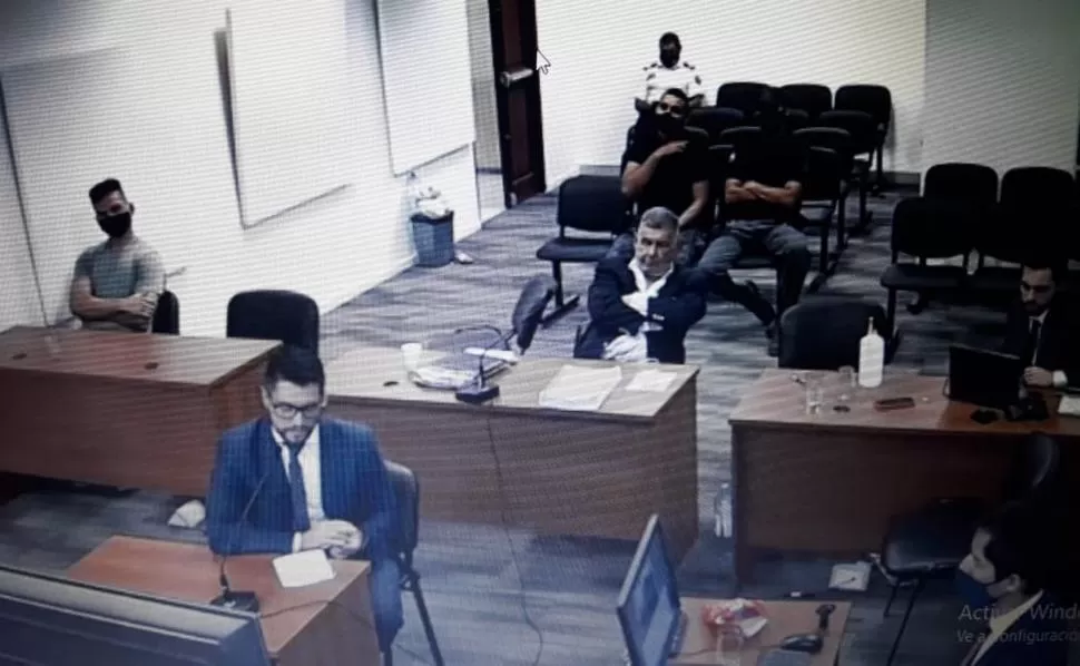 EN LA SALA. Gabriel Pérez Soto (izquierda y de remera) escuchó junto con su abogado los testimonios.  