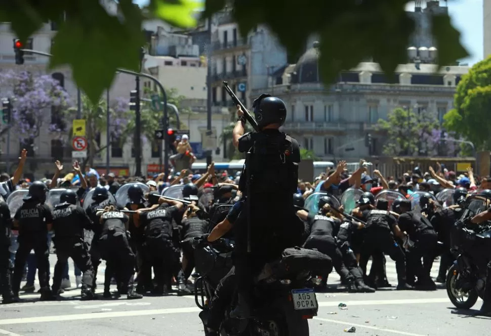CAOS EN BUENOS AIRES. Hubo disturbios cerca de la Casa Rosada. Reuters