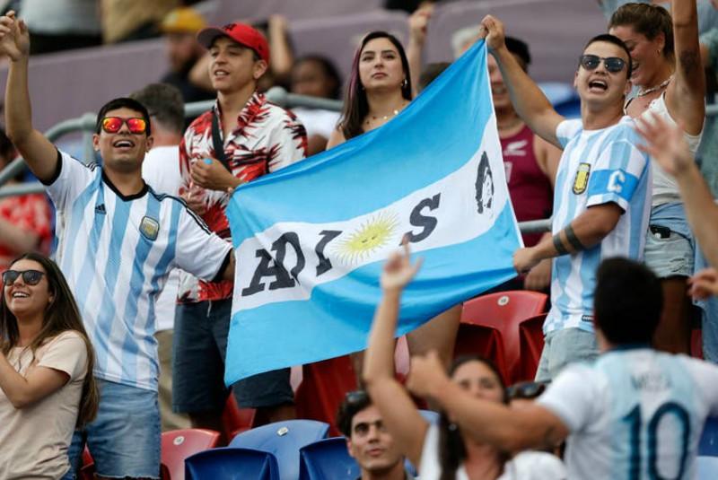 DESDE LA TRIBUNA. Los argentinos presentes lucieron banderas en recuerdo de Maradona.