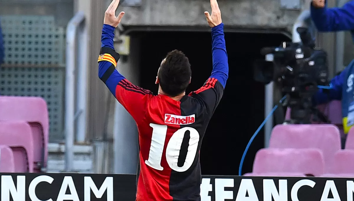 EMOTIVO. Lionel Messi, vestido con la camiseta de Newell's, elevó sus brazos y su mirada al cielo, a modo de homenaje a Diego Maradona.