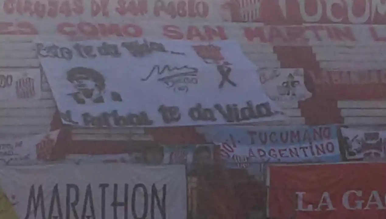 PRESENTE. La figura de Diego Armando Maradona sobrevoló por la Ciudadela.