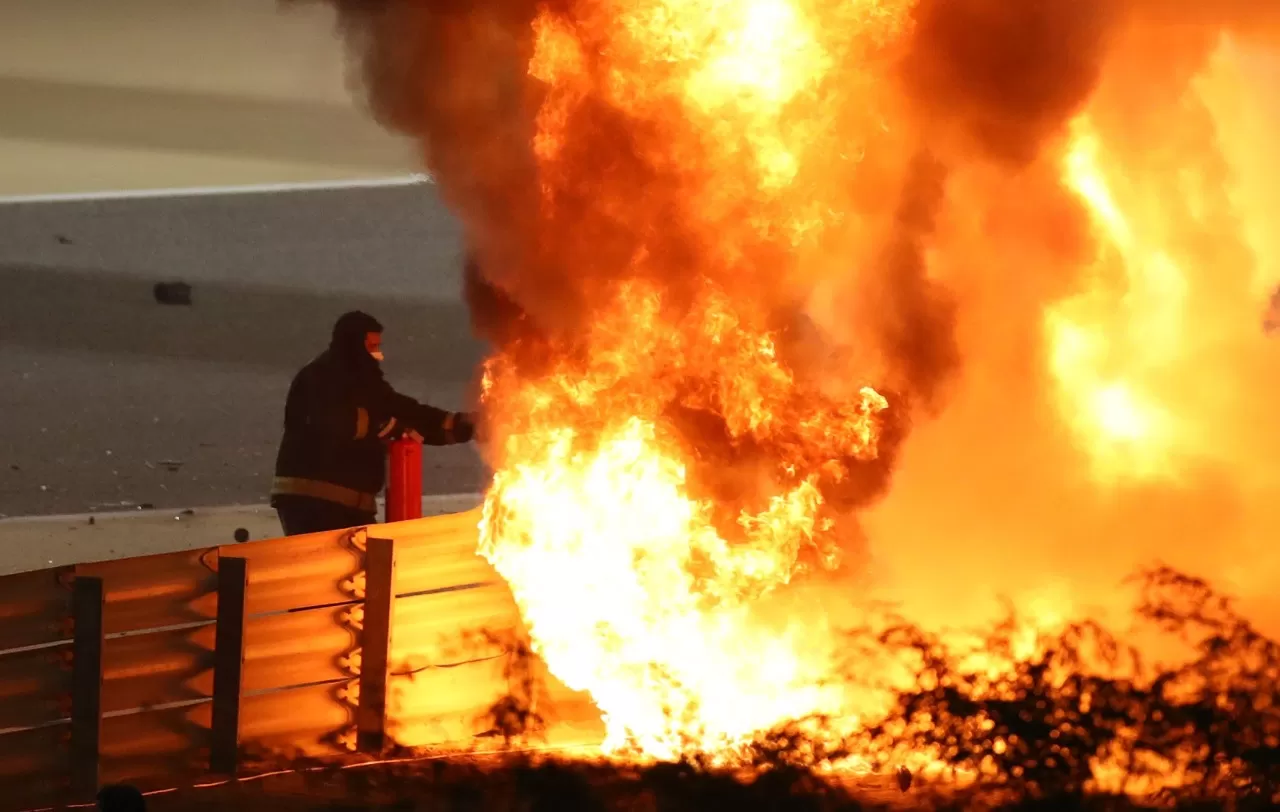 EN BAHREIN. Un auxilior intenta apagar el fuego del auto que conducía Grosjean. REUTES 