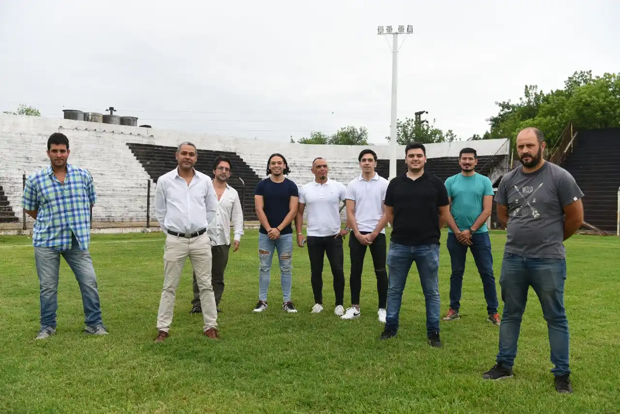 ANIVERSARIO. Jugadores y dirigentes del club que preside Martín Soria.