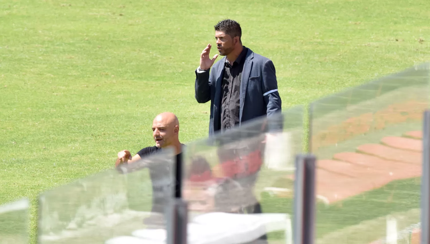 A DOS VOCES. Orsi y Gómez imparten indicaciones a sus jugadores durante el juego entre San Martín y Tigre.