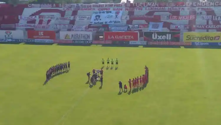 EN MEMORIA. Antes del partido entre San Martín y Tigre, el club anfitrión y los jugadores de ambos equipos brindaron diversos homenajes a Diego Armando Maradona.
