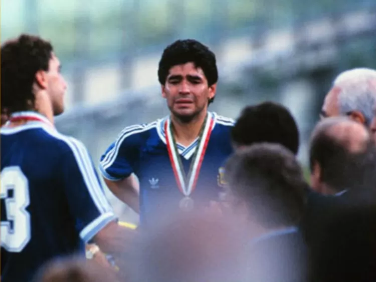 EL DESCONSUELO. Diego llora amargamente tras la derrota ante Alemania en la final de la Copa del Mundo en 1990, que se disputó en Italia. 