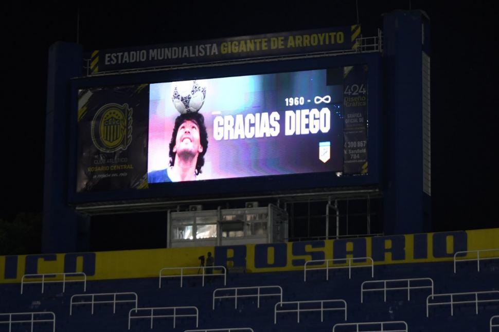 CONMOVEDOR. Los estadios con pantallas gigantes, como el de Central, reprodujeron la imagen de Maradona y un agradecimiento hasta el infinito.
