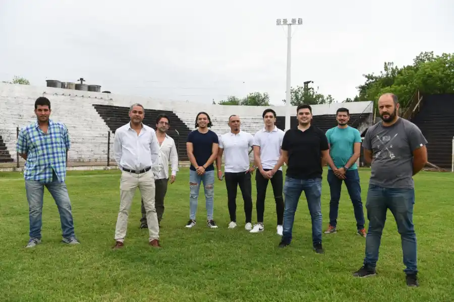 ANIVERSARIO. Jugadores y dirigentes del club que preside Martín Soria.