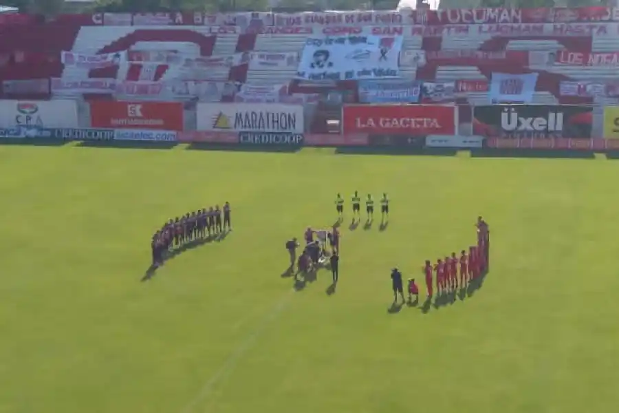 EN MEMORIA. Antes del partido entre San Martín y Tigre, el club anfitrión y los jugadores de ambos equipos brindaron diversos homenajes a Diego Armando Maradona.