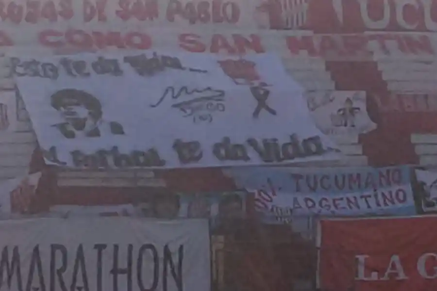 PRESENTE. La figura de Diego Armando Maradona sobrevoló por la Ciudadela.