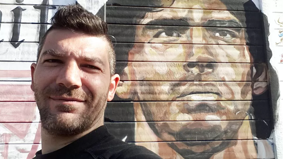 Gianni Criscione, un napolitano recuerda emocionado a Maradona.