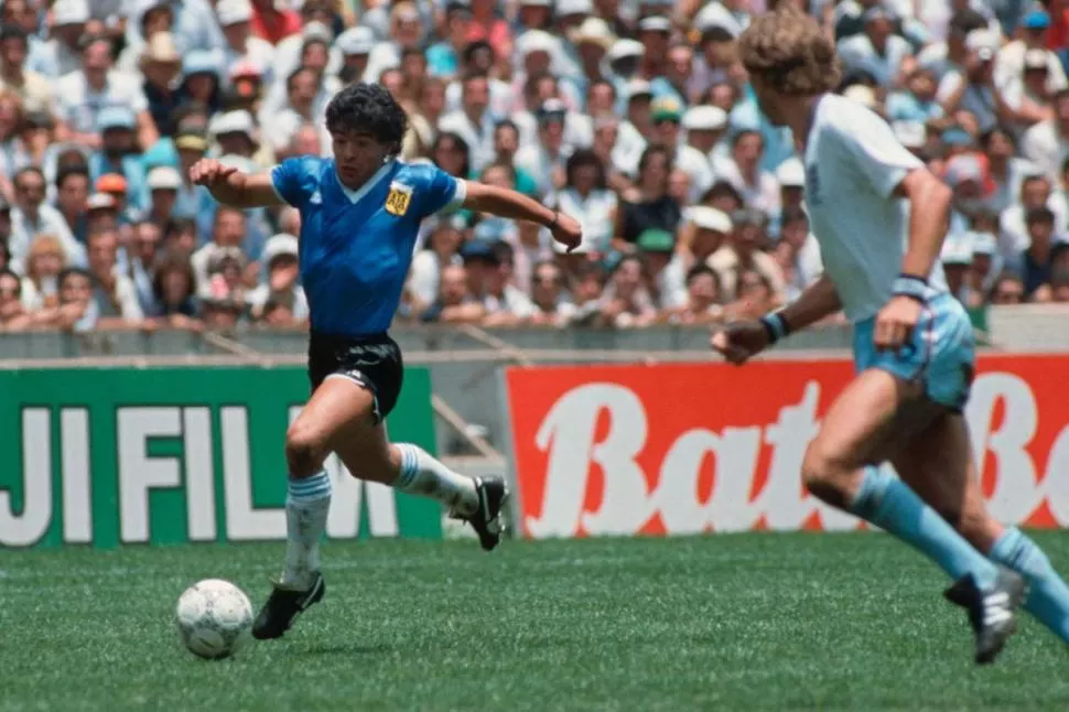 HOMBRE Y LEYENDA. El 22 de junio de 1986, Maradona anotó los goles que dejaron a los ingleses fuera del Mundial. 