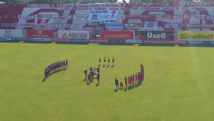 EN MEMORIA. Antes del partido entre San Martín y Tigre, el club anfitrión y los jugadores de ambos equipos brindaron diversos homenajes a Diego Armando Maradona.