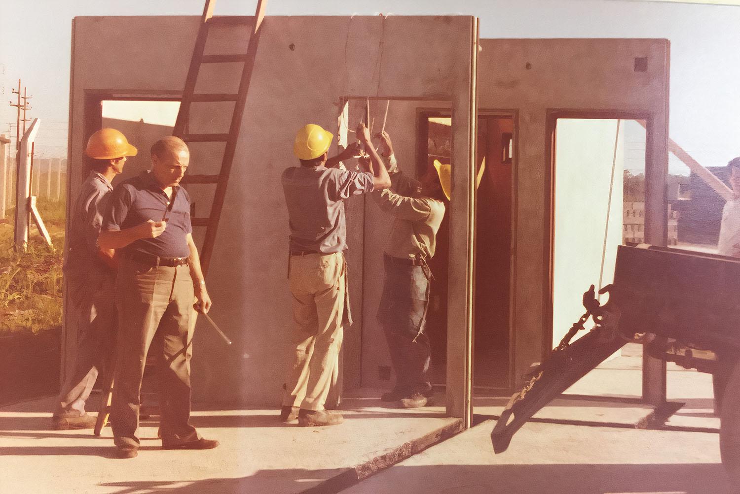 1976-Eduardo Di Bacco en uno de los primeros montajes de viviendas premoldeadas.