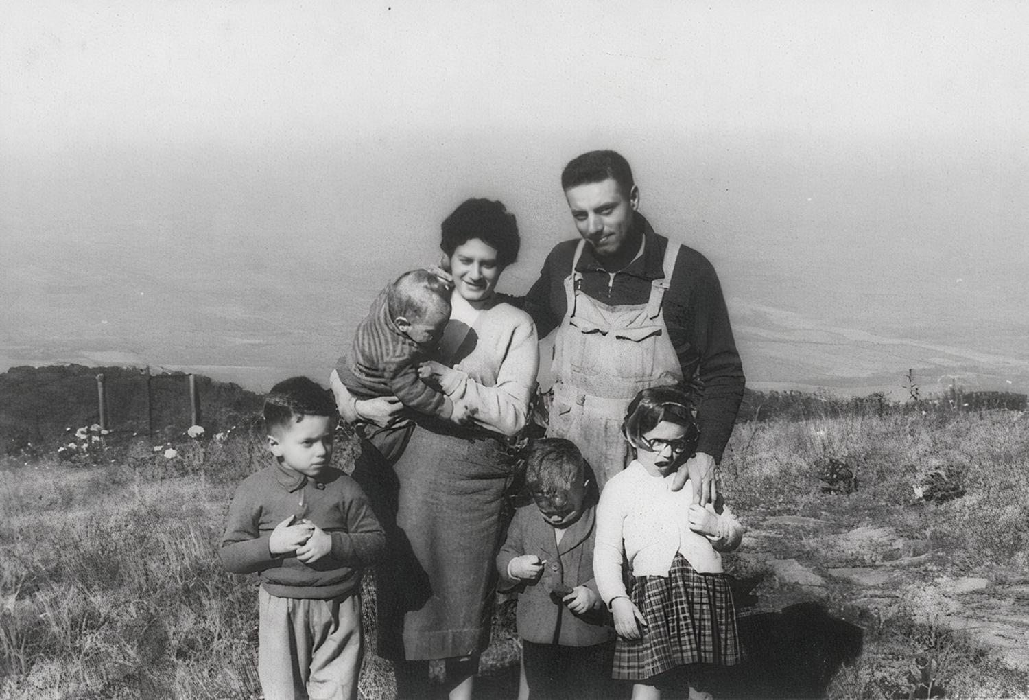 Eduardo Di Bacco junto a su mujer e hijos.