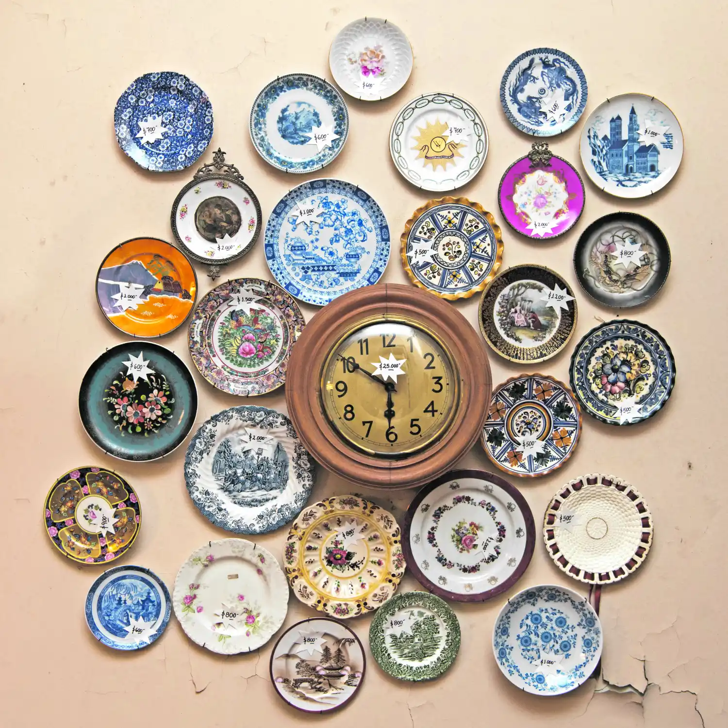 VAJILLA. En varias salas, los platos de cerámica decoran las paredes. 