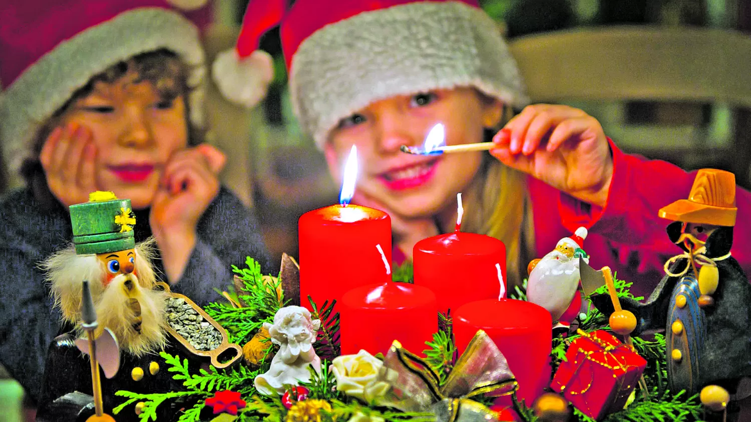 LA RUEDA DEL TIEMPO. Las velas de la corona marcan las cuatro semanas del adviento, y ayudan a los chicos a esperar la llegada de la Navidad. 