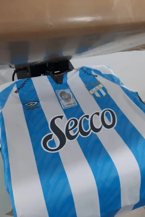 Quién es el encargado de incorporar la cara de Maradona en la camiseta de Atlético