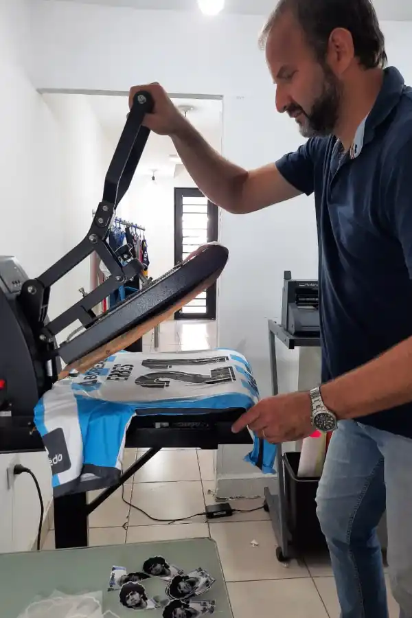 Javier Auad, preparando las camisetas.