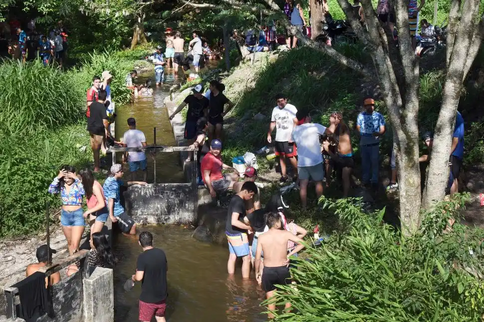 SANTA LUCIA. En esta zona del camino a Tafí del Valle se juntaron muchos jóvenes durante el fin de semana.