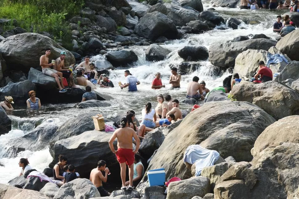AGUA Y AIRE. Muchas personas se refrescan y socializan en la zona del Mirador del Río, camino a Tafí del Valle. 
