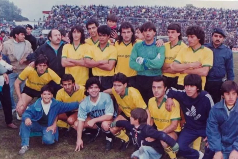 Hugo Toledo junto a Maradona en el partido a beneficio de 1992