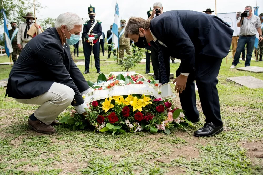 EMOTIVA CEREMONIA. El intendente Campero encabezó el acto en homenaje al capitán Viola. Foto: Prensa YB