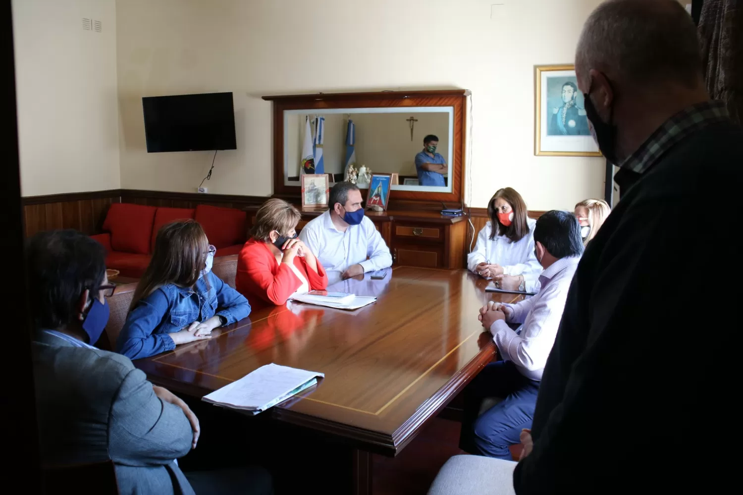 CON EL GABINETE. Hoy se realizó una reunión en la que Saavedra se hizo cargo de la Intendencia. Foto FB @munitafidelvalle