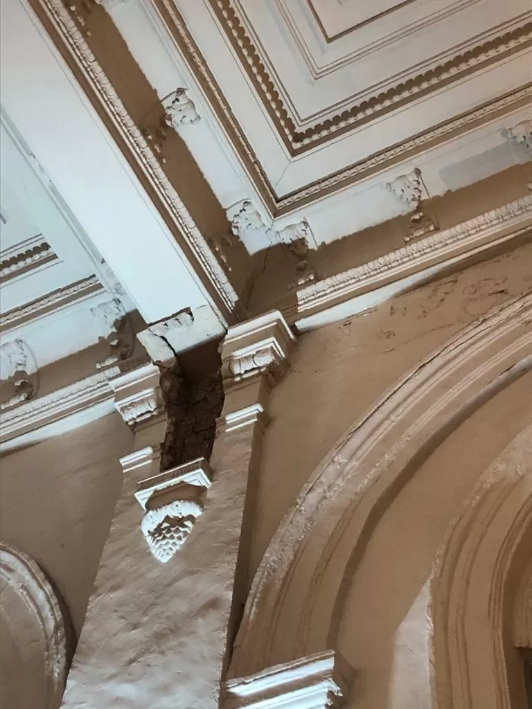 DESPRENDIMIENTO. Una moldura cayó del techo en el salón del museo. 