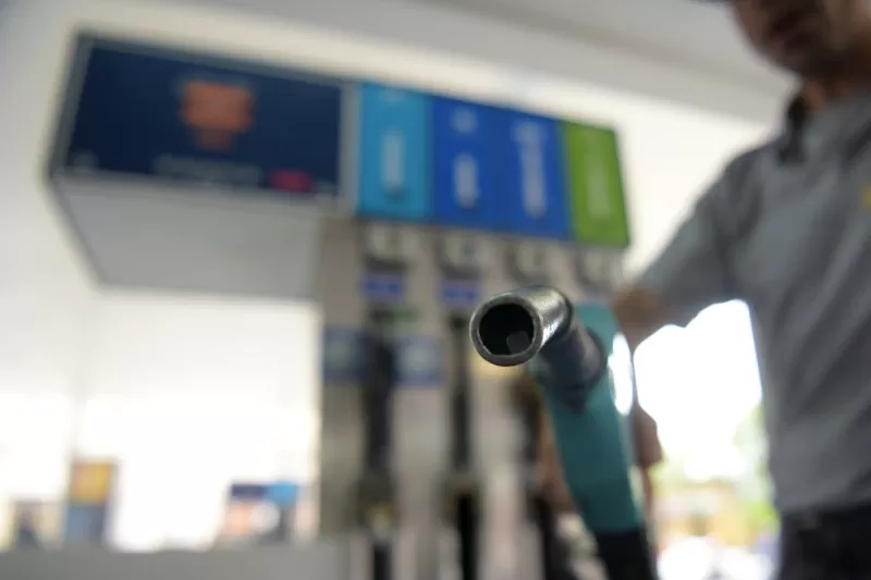 El Gobierno posterga unas semanas la suba en el impuesto a los combustibles