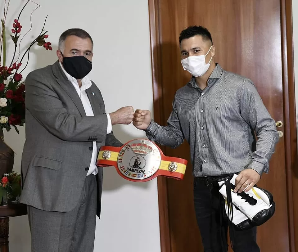 EN APOYO. El vicegobernador saluda al boxeador Cristian Coria: Foto: Prensa HLT