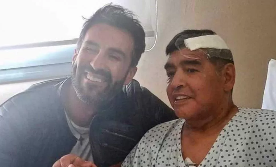 AMIGOS. Luciano Luque y Diego Maradona en la fotografía que se tomaron luego de la neurocirugía. 