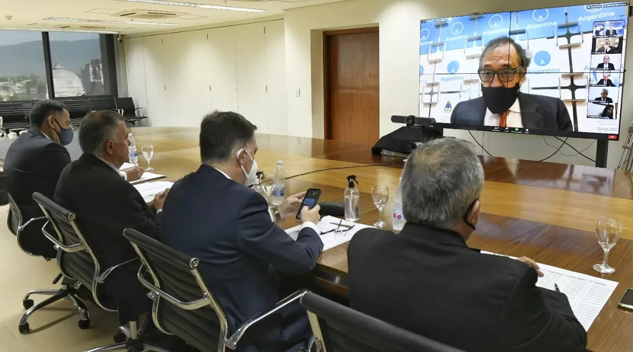 EN REUNIÓN. Alfonsín dialoga con Jaldo y otros vicegobernadores por telellamada. Foto: Prensa HLT
