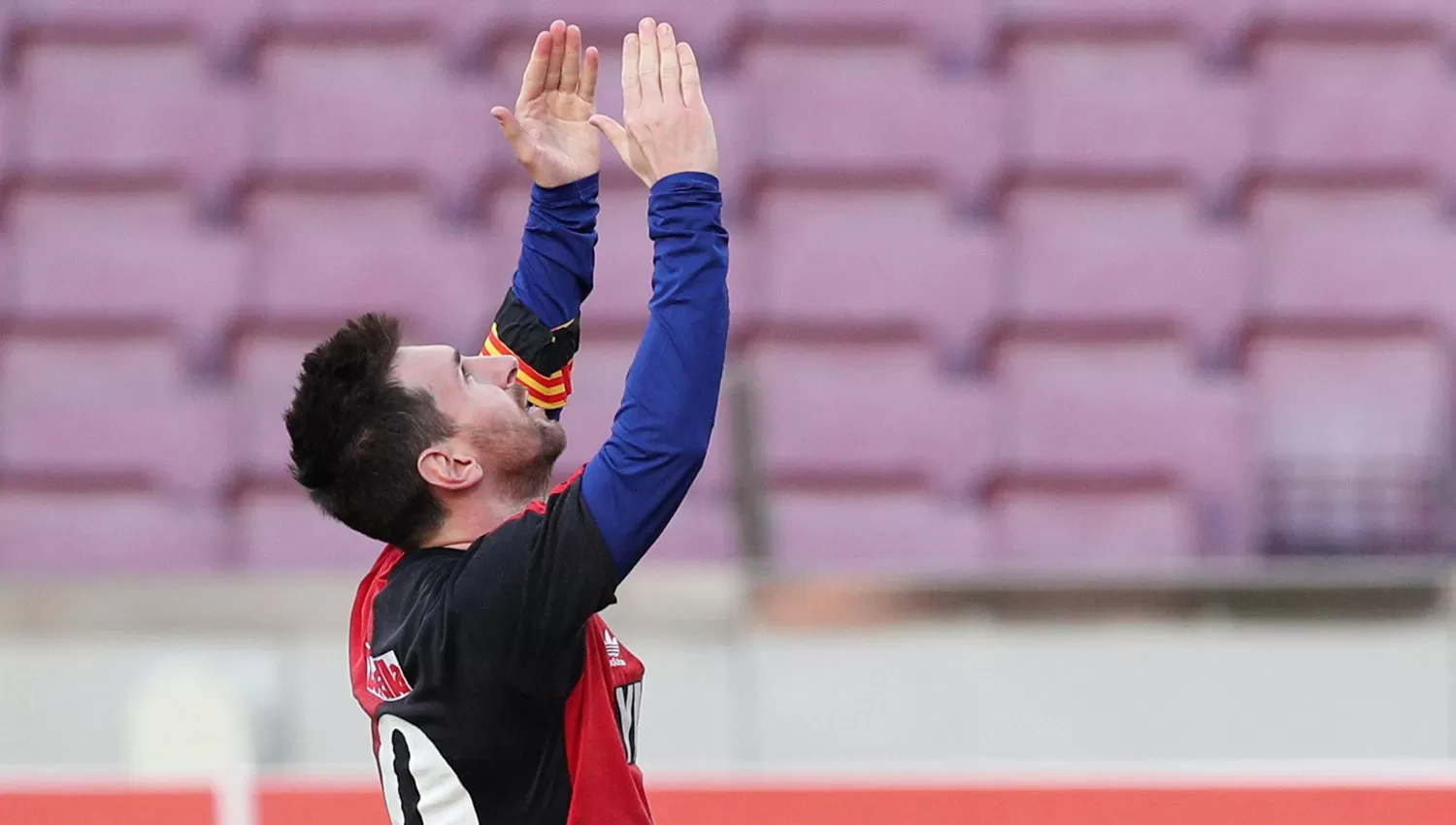 CORAZÓN LEPROSO. Messi se sacó la camiseta de Barcelona y mostró una de Newell's, que usó Maradona durante su paso por el club rosarino.