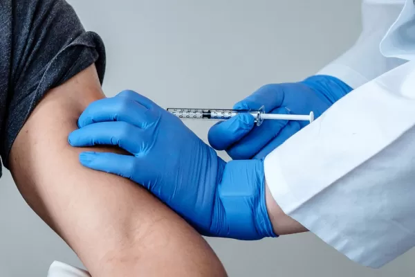 Interpol advierte sobre la posible falsificación de vacunas contra la covid-19