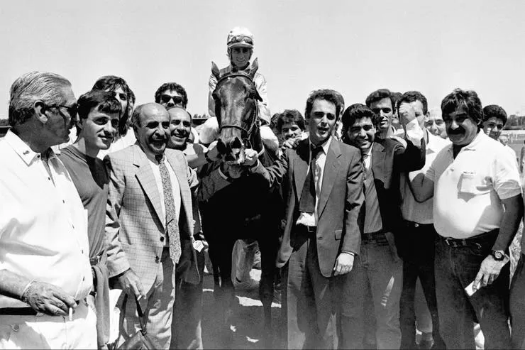 SU PRIMERA VICTORIA. Diego Maradona en el podio junto a su caballo Midri, que el 18 de enero de 1992 debutó con un triunfo en la pista de césped de San Isidro.