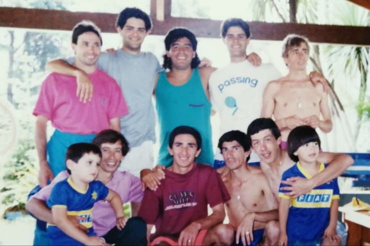RODEADO DE JOCKEYS. Maradona compartía asado con sus amigos jinetes. 