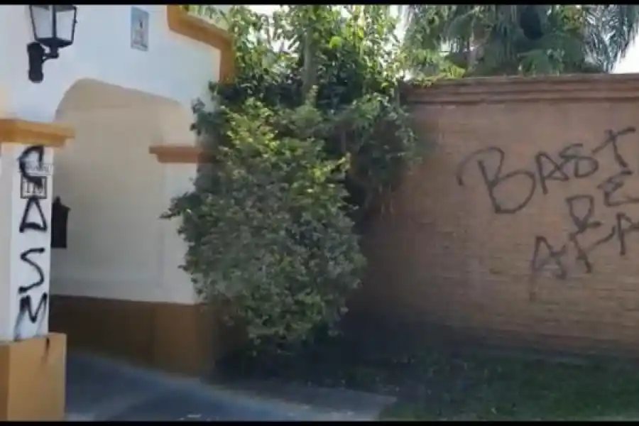 PINTADA I. Los barras dejaron el sello del club y cuestionaron a la actual conducción de la entidad madre del fútbol argentino con leyendas ofensivas.