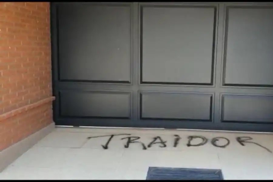 PINTADA II. En la puerta de la casa del directivo dejaron un insulto.