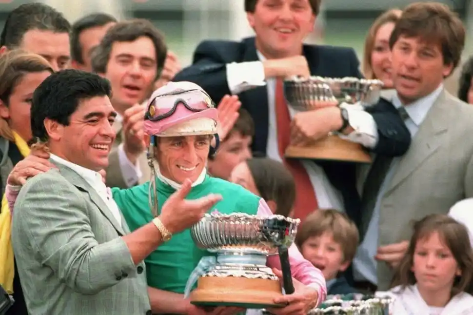 PREMIACIÓN. En 1996, Diego le entregó la Copa de la Triple Corona a Valdivieso.