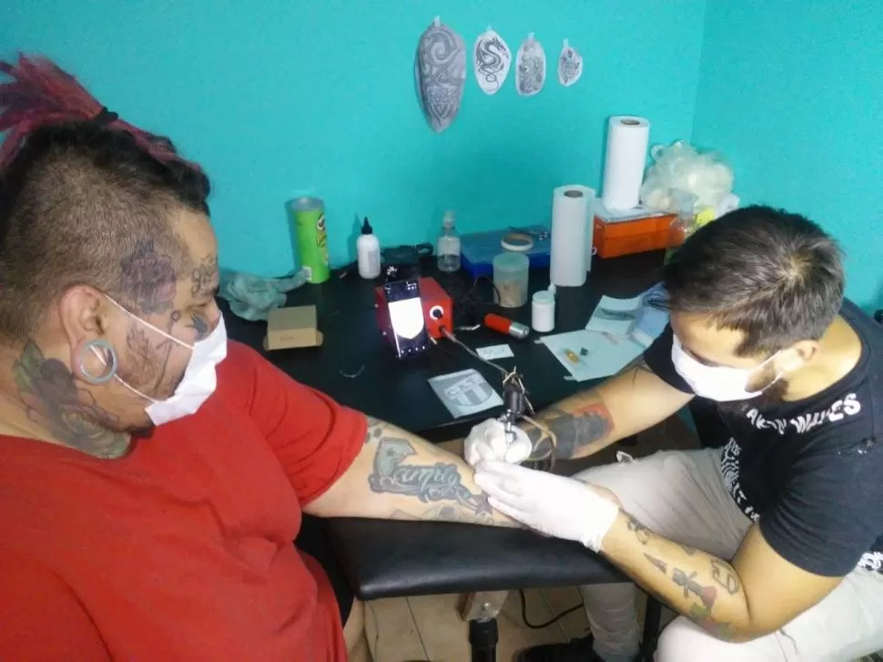 EQUIPAMIENTO. Los tatuadores trabajan con todas las medidas de seguridad, máquinas y tintas de primeras marcas. 