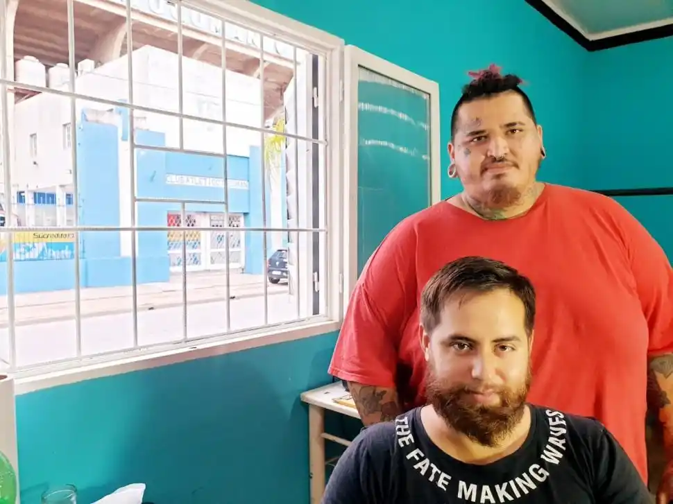 ARTISTAS DE LA PIEL. Juan (de pie) y Martín son los tatuadores.